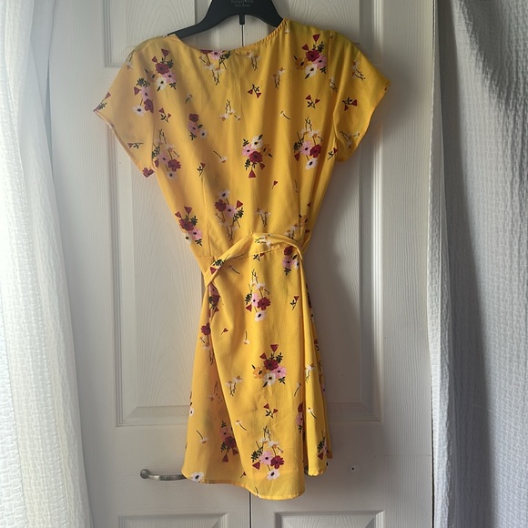 DIVIDED H&M Yellow Floral Wrap Dress - Picture 9 of 10